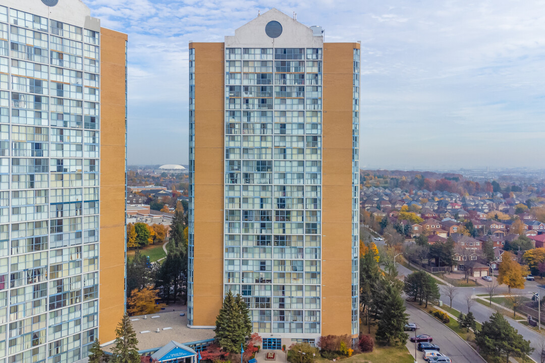 Trailwood Place in Mississauga, ON - Building Photo