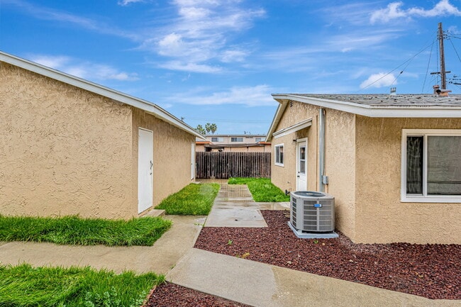 1036 W 160th St, Unit 2 in Gardena, CA - Building Photo - Building Photo