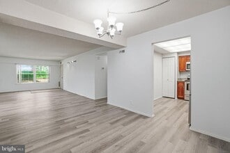 7651 Tremayne Pl in McLean, VA - Foto de edificio - Building Photo