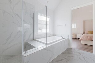 10760 Craighead Dr in Houston, TX - Building Photo