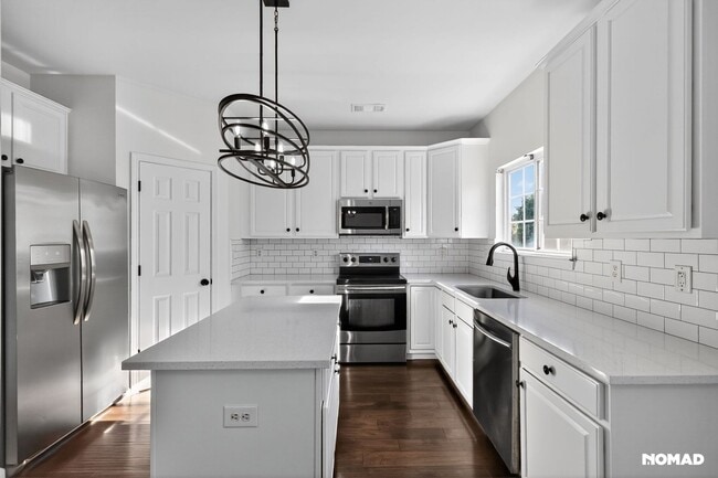 9107 Washam Potts Rd in Cornelius, NC - Building Photo - Building Photo