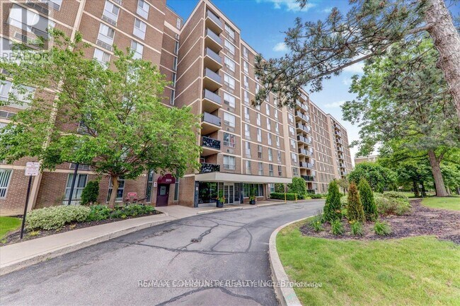 2835 Islington Ave in Toronto, ON - Building Photo - Building Photo