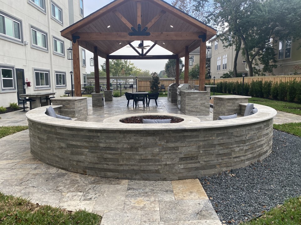 Clear Lake Place in Houston, TX - Building Photo