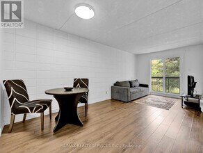 30 Hickory St E in Waterloo, ON - Building Photo - Building Photo