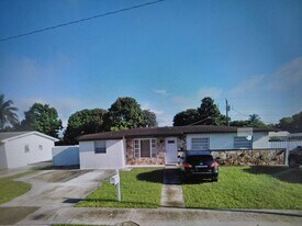 5255 NW 181st Terrace in Miami Gardens, FL - Building Photo