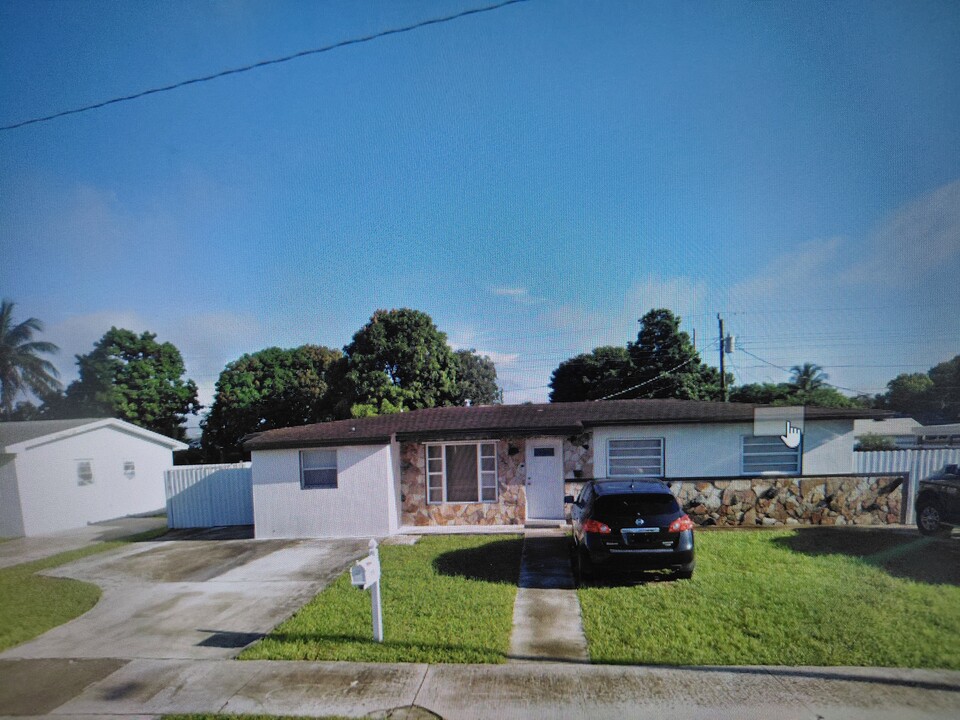 5255 NW 181st Terrace in Miami Gardens, FL - Building Photo