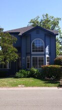 1285 Farragut Cir in Davis, CA - Foto de edificio - Building Photo