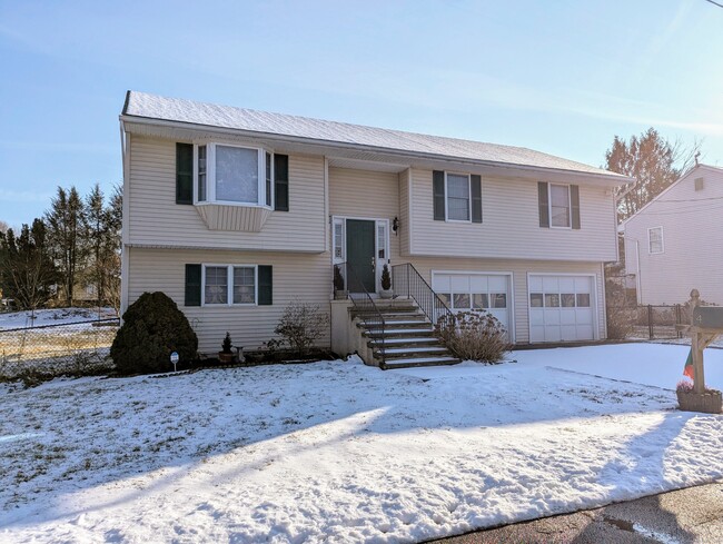 4 President St in Danbury, CT - Foto de edificio - Building Photo