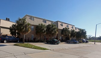 301 Plantation Dr in Chalmette, LA - Building Photo
