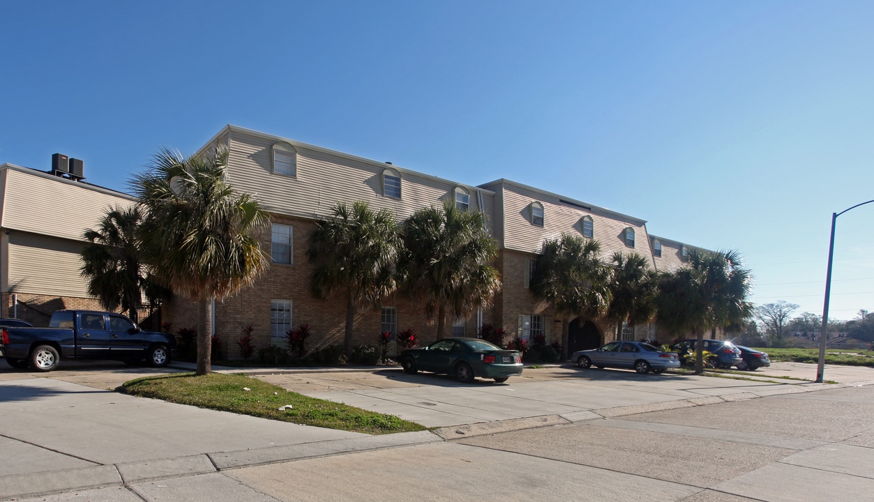 301 Plantation Dr in Chalmette, LA - Building Photo