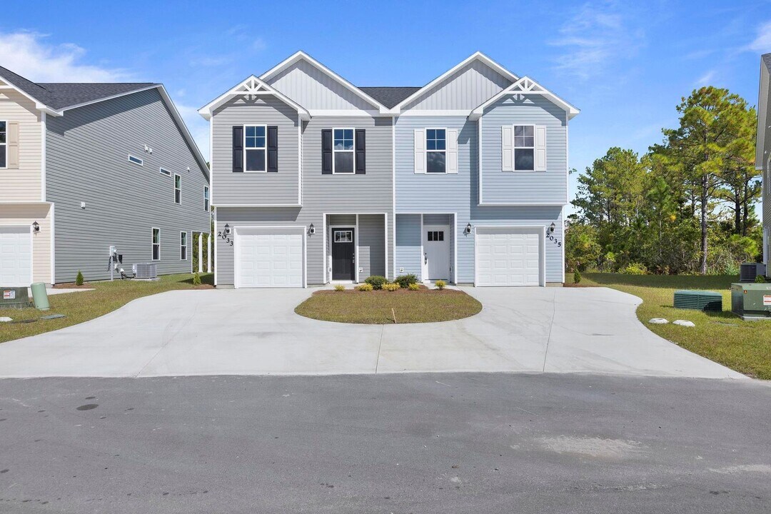 2033 Folkstone Wds Ln in Holly Ridge, NC - Building Photo