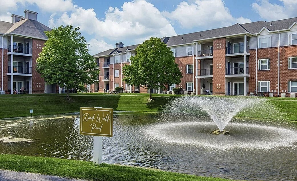 Longacre Apartment Resort in Fairview Heights, IL - Foto de edificio