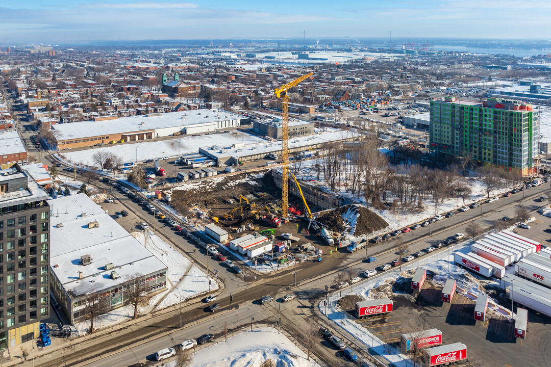 Vertica Condominiums in Montréal, QC - Building Photo