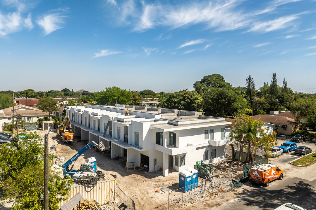 Hollytown Village in Hollywood, FL - Building Photo