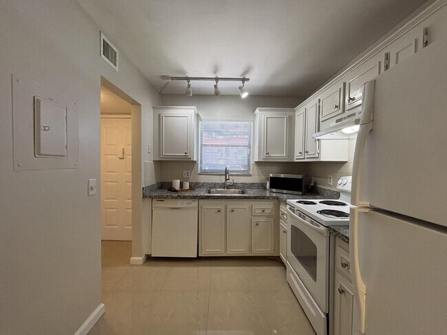 21902 Lake Forest Cir in Boca Raton, FL - Building Photo - Building Photo