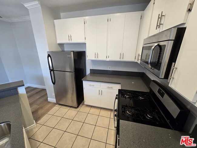 2107 Beachwood Dr in Los Angeles, CA - Building Photo - Building Photo