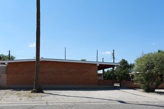 PJ's Craycroft Apartments in Tucson, AZ - Foto de edificio - Building Photo