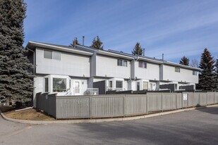 Bedford Gardens in Calgary, AB - Building Photo