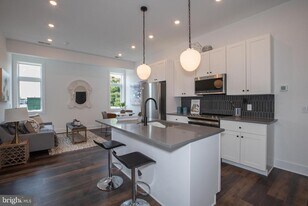 2940 W Thompson St in Philadelphia, PA - Building Photo