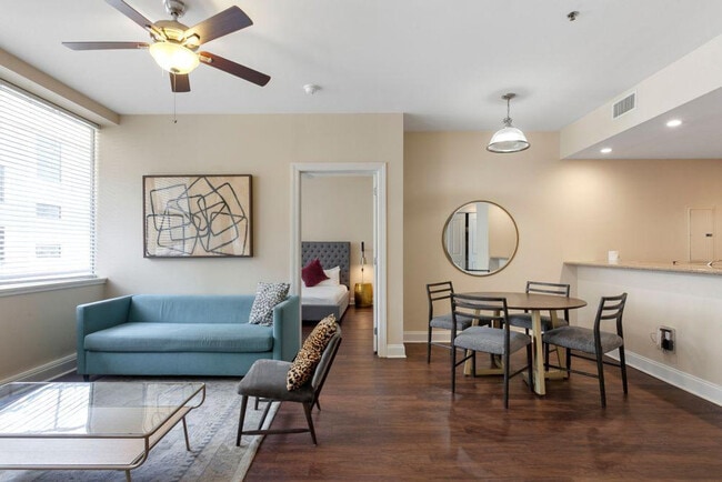 925 Common St in New Orleans, LA - Building Photo - Building Photo