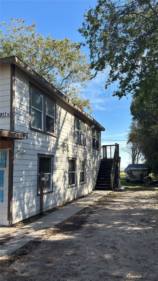 4911 Oleander St in Seabrook, TX - Building Photo - Building Photo