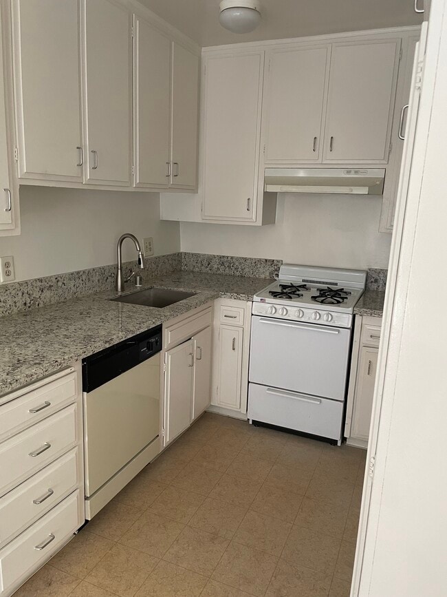 1440 Centinela Ave, Unit Apt 6 in Los Angeles, CA - Foto de edificio - Building Photo