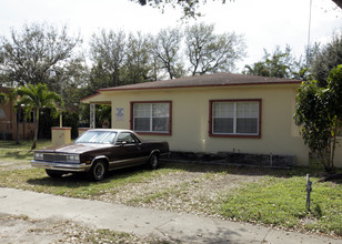 670 NE 122nd St in Miami, FL - Foto de edificio - Building Photo