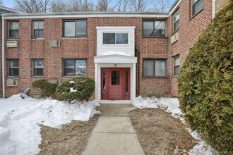 23 Lawrence Dr in White Plains, NY - Building Photo - Building Photo