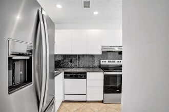 1415 Miami Rd in Fort Lauderdale, FL - Foto de edificio - Building Photo