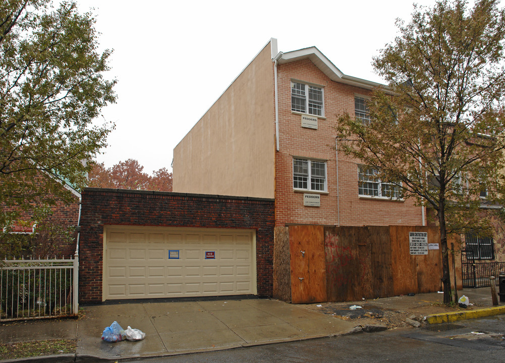 3809 Carpenter Ave in Bronx, NY - Building Photo