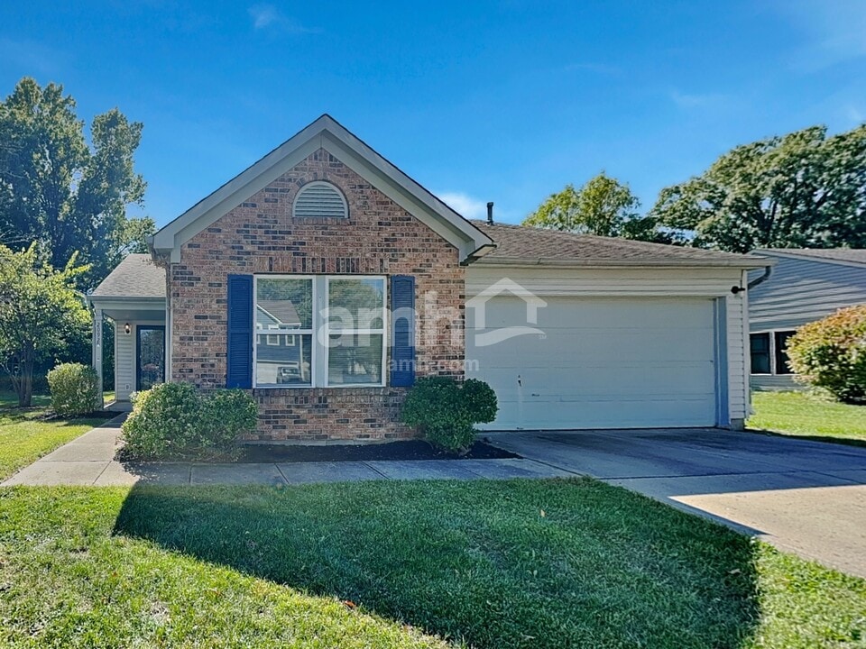 2092 Meadowlark Ln in Brownsburg, IN - Building Photo