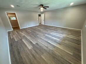 210 Sanders Ave in Springdale, AR - Foto de edificio - Building Photo