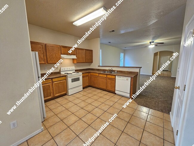 9301 Lower Meadow Ave SW in Albuquerque, NM - Building Photo - Building Photo