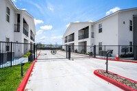 EL Cedro Apartments in Brownsville, TX - Foto de edificio - Building Photo