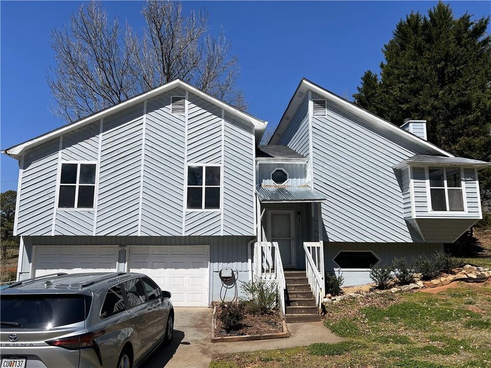 2730 Mountbery Dr in Snellville, GA - Building Photo