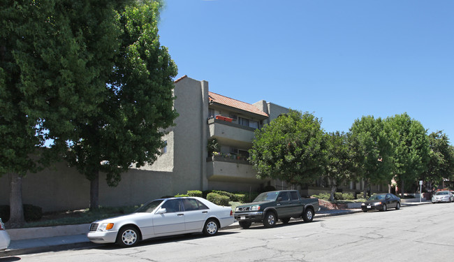 325 E Santa Anita Ave in Burbank, CA - Foto de edificio - Building Photo