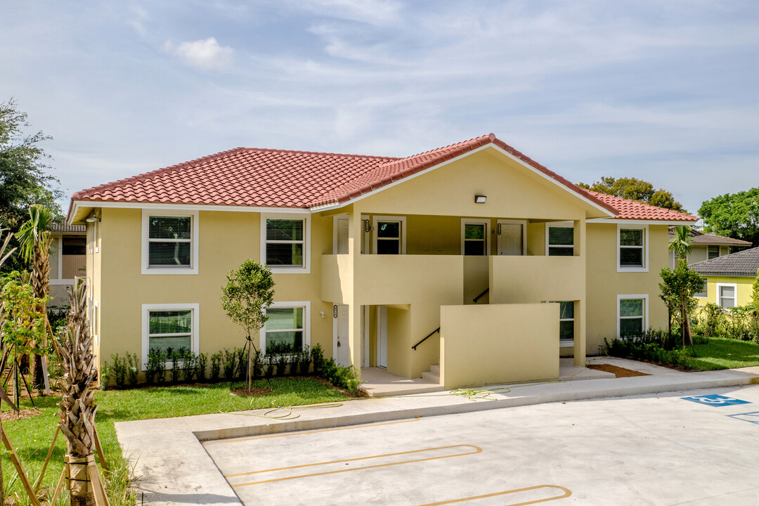 8706 NW 35th St in Coral Springs, FL - Building Photo