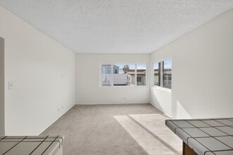 117-119 Moonstone St in Manhattan Beach, CA - Building Photo - Building Photo