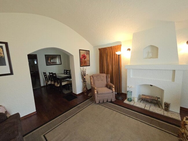 1424 E Poinsettia St in Long Beach, CA - Building Photo - Building Photo