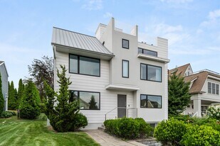 200 Hillspoint Rd in Westport, CT - Building Photo