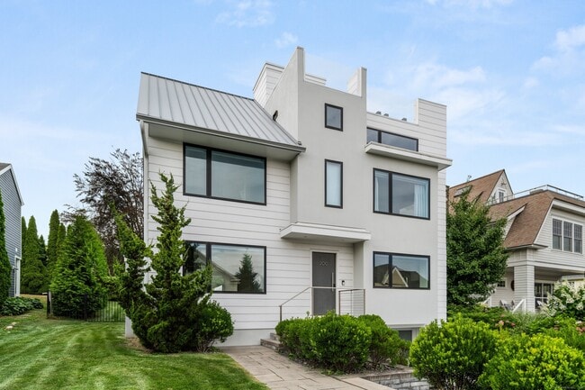 200 Hillspoint Rd in Westport, CT - Building Photo - Building Photo