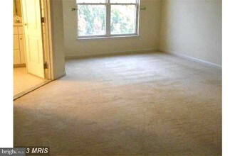 21505 Trowbridge Square in Ashburn, VA - Building Photo - Building Photo