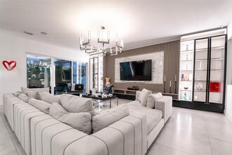 7446 NW 99th Ct in Doral, FL - Foto de edificio - Building Photo