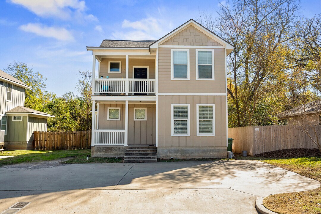401 Foch St in Bryan, TX - Building Photo