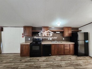 8021 Parker Elaine Dr in Cut And Shoot, TX - Foto de edificio - Building Photo