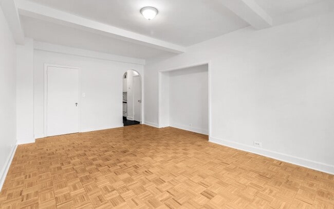 210 E 43rd St in New York, NY - Building Photo - Building Photo