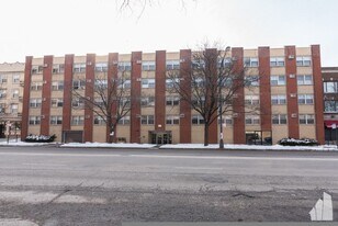 6830 N Sheridan Rd in Chicago, IL - Building Photo