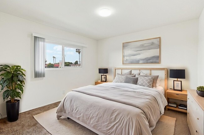 Crenshaw Manor in Inglewood, CA - Building Photo - Building Photo