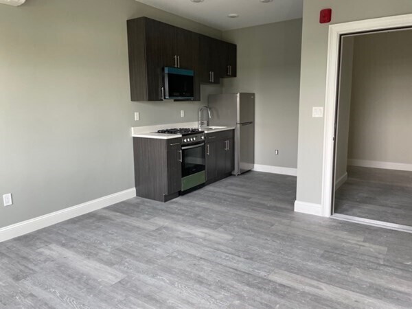 100 Shirley Ave, Unit #407 in Revere, MA - Building Photo - Building Photo