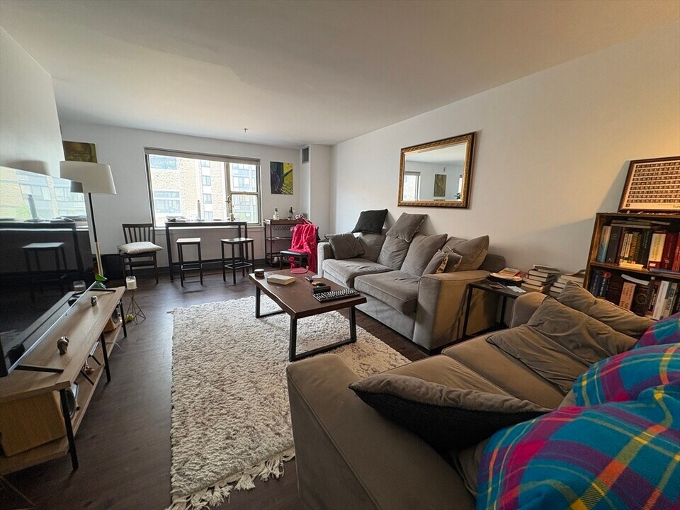 888 Washington St in Boston, MA - Building Photo
